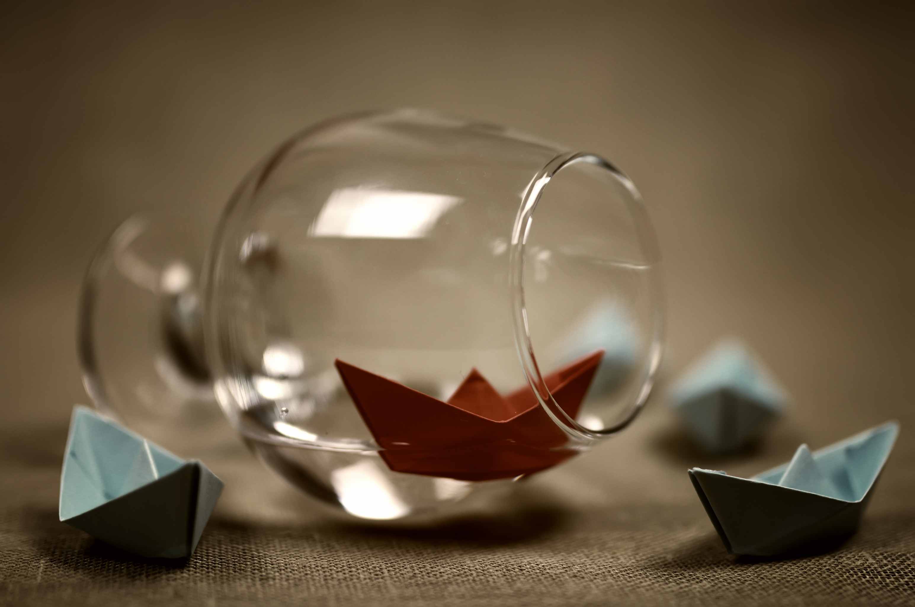 Триллеры и загадки: 'Птичий короб' и 'Достать ножи: Стеклянная луковица'